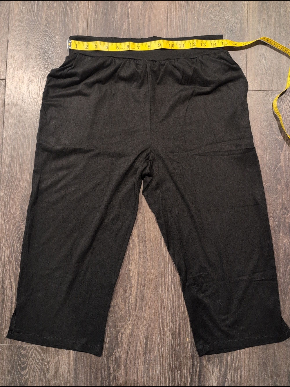 Women's Black Capris Solid Side Split Pocket Stretch Knit Cropped Size L NWOT